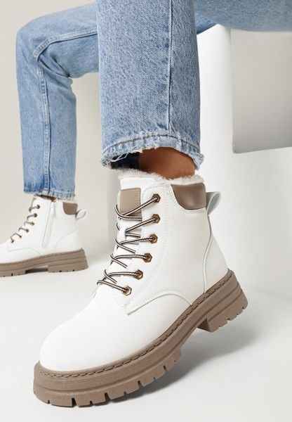 Białe Traperki Mocno Ocieplone z Dodatkowym Sznurowaniem Lakyta. Białe trapery i śniegowce Born2be, z futra. Za 79.99 zł.