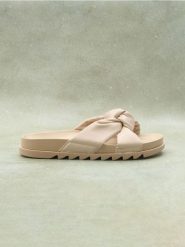 Klapki z ozdobnym węzłem - kremowy. Białe klapki Sinsay, bez wzorów, bez obcasa. W wyprzedaży za 39.99 zł.