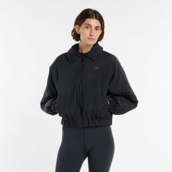 Kurtka damska New Balance WJ61D8YXBK ​– czarna. Czarne kurtki sportowe New Balance, na wiosnę, s, bez wzorów, z bawełny, bez kaptura. Za 519.99 zł.