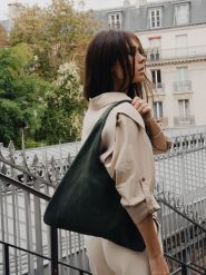 Maison héritage PARIS Skórzana torebka "Maldives" w kolorze zielonym - 44 x 38,5 cm rozmiar: onesize. Zielone torby na ramię Maison héritage PARIS, bez wzorów, z materiału, na ramię, bez dodatków. Za 308.91 zł.