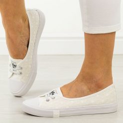 Białe tenisówki damskie Lee Cooper 3447. Białe baleriny Lee Cooper, bez wzorów, z tkaniny, bez obcasa. W wyprzedaży za 111.75 zł.