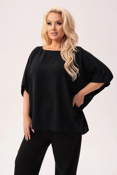 Czarna kimonowa bluzka Gabi PLUS SIZE XXL JESIEŃ. Czarne bluzki Moda Size Plus Iwanek, plus size, bez wzorów, z elastanu, eleganckie, z asymetrycznym kołnierzem, plus size, bez ramiączek. W wyprzedaży za 139.90 zł.