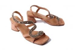 ARTIKER RELAKS 56C1374 beżowy, sandały damskie. Brązowe sandały Artiker Relaks, z aplikacjami, bez obcasa, na obcasie, bez zapięcia. Za 284.90 zł.