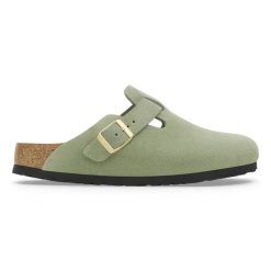 Klapki damskie BIRKENSTOCK Boston Soft Footbed Suede Leathe. Zielone klapki Birkenstock, bez wzorów, bez obcasa. Za 579.99 zł.