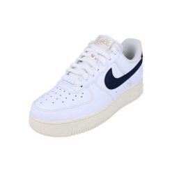 Buty sportowe Sneakersy damskie, W Air Force 1 07 EasyOn. Białe obuwie sportowe Nike, z gumy, bez zapięcia, do biegania. Za 499.99 zł.