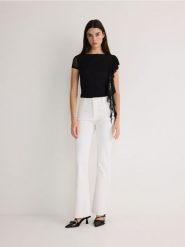 Jeansy flare high waist - biały. Białe jeansy Reserved, bez wzorów, z podwyższonym stanem. W wyprzedaży za 59.99 zł.