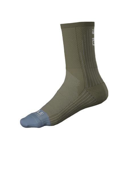 Skarpetki rowerowe Alé Cycling Color Block. Czarne skarpety ALÉ CYCLING, bez wzorów, z elastanu. Za 93.99 zł.