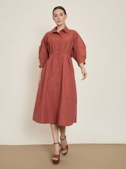 BGN Sukienka w kolorze jasnobrązowym rozmiar: 38. Brązowe sukienki BGN, na imprezę, bez wzorów, bez kołnierzyka, bez ramiączek, midi. Za 143.99 zł.