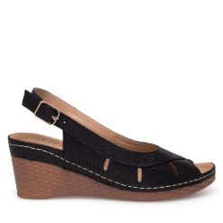 Sandały Lasocki. Czarne sandały Lasocki, bez wzorów, bez obcasa, na koturnie, bez zapięcia. Za 139.99 zł.