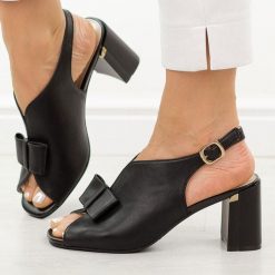 Czarne skórzane sandały damskie na słupku M.Daszyński 25112-5. Czarne sandały M.Daszyński, z aplikacjami, ze skóry, casualowe, bez obcasa, na słupku, bez zapięcia. Za 199.00 zł.