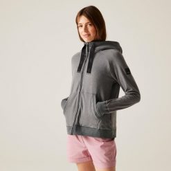 Bluza turystyczna damska Tralia z kapturem. Szare bluzy Regatta, bez wzorów, z elastanu, z kapturem. W wyprzedaży za 249.99 zł.