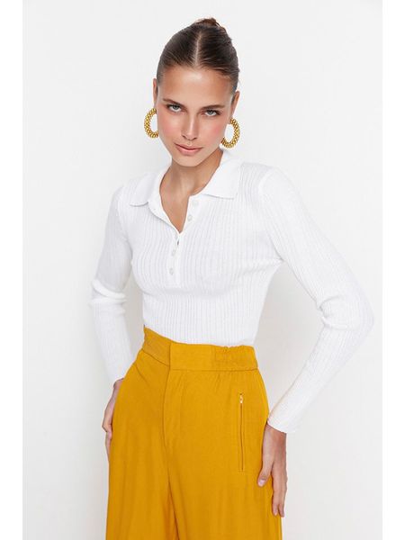 Trendyol Koszulka polo w kolorze białym rozmiar: M. Białe bluzki Trendyol, m, bez wzorów, prążkowane, bez kołnierzyka, bez ramiączek. Za 86.99 zł.