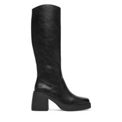 Kozaki DeeZee. Czarne kozaki DeeZee, bez obcasa, na słupku, bez zapięcia. Za 219.99 zł.