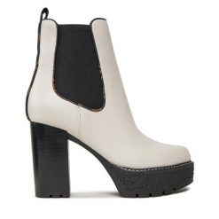 Botki Guess. Białe botki Guess, z aplikacjami, bez obcasa, na słupku, bez zapięcia. Za 919.99 zł.