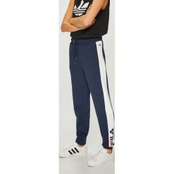 Fila - Spodnie. Niebieskie spodnie materiałowe Fila, na co dzień, m, bez wzorów, z bawełny. W wyprzedaży za 229.90 zł.