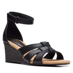 Sandały Clarks. Czarne sandały Clarks, bez wzorów, bez obcasa, na koturnie, bez zapięcia. Za 249.99 zł.