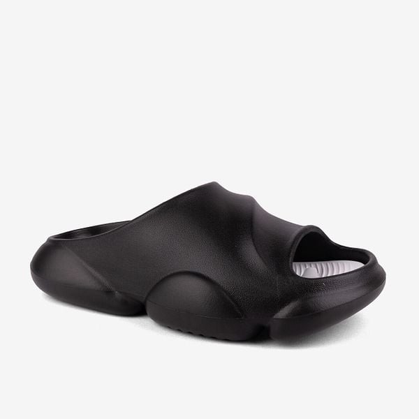 Klapki damskie Coqui - rozmiar 35/36, czarne. Czarne klapki Coqui, bez wzorów, z materiału, bez obcasa. Za 125.99 zł.