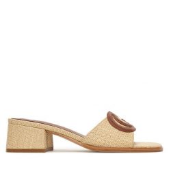 Klapki Guess. Brązowe klapki Guess, z aplikacjami, bez obcasa. Za 449.99 zł.