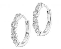Kolczyki srebrne z diamentami laboratoryjnymi - koła - 0,12 ct. Szare kolczyki Apart, z diamentem, srebrne. Za 689.00 zł.