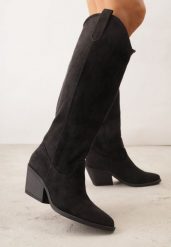 Czarne Kozaki Kowbojki na Stożku z Gładką Cholewką z Imitacji Zamszu Halille. Czarne kozaki Renee, z materiału, z otwartym noskiem, bez obcasa, na obcasie, bez zapięcia. Za 199.99 zł.