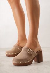 Ciemnobeżowe Klapki na Słupku w Stylu Chodaków z Klamrami i Nitami Semelaia. Brązowe klapki Renee, z aplikacjami, bez obcasa, na obcasie. Za 119.99 zł.