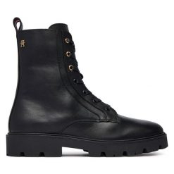 Trzewiki Tommy Hilfiger. Czarne botki TOMMY HILFIGER, bez wzorów, bez obcasa, na płaskiej podeszwie, bez zapięcia. Za 849.99 zł.