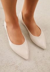 Jasnobeżowe Eleganckie Eleganckie Balerinki z Noskiem w Szpic Abssis. Brązowe baleriny Born2be, bez wzorów, z jeansu, bez obcasa. Za 59.99 zł.