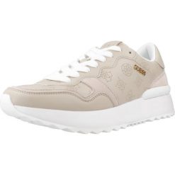 Kapcie GUESS FLPVI3 ELE12 Beżowy. Brązowe obuwie domowe Guess, z aplikacjami, ze skóry, bez zapięcia. Za 524.99 zł.