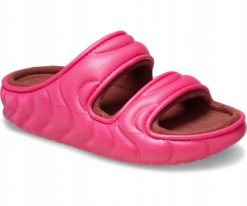 Klapki Dla Dorosłych Crocs Classic Cozzy Overpuff. Czerwone klapki Crocs, bez wzorów, z materiału, bez obcasa. Za 202.99 zł.