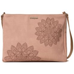 Desigual torebka damska Bols Atila Espot, różowa. Czerwone torebki klasyczne Desigual, bez wzorów, bez dodatków. W wyprzedaży za 174.00 zł.