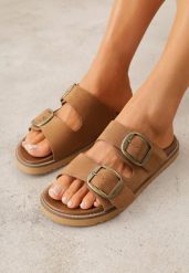 Ciemnobrązowe Klapki VICES z Dwoma Paskami i Metalicznymi Klamrami Kaliniassi. Brązowe klapki Born2be, bez wzorów, z jeansu, bez obcasa, na płaskiej podeszwie. Za 99.99 zł.