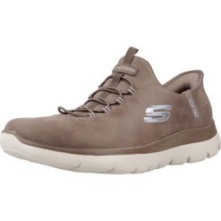 Kapcie SKECHERS SUMMITS-UNKNOWN TRAI SLIP-INS Brązowy. Brązowe obuwie domowe Skechers, bez wzorów, z syntetyku, bez zapięcia. Za 397.99 zł.