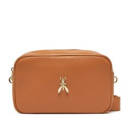 Torebka Patrizia Pepe. Brązowe listonoszki Patrizia Pepe, bez wzorów, bez dodatków. Za 589.99 zł.