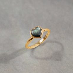 Pierścionek ze złota próby 585 z sercem z ciemną masą perłową. Żółte pierścionki Lilou, z perłą, złote. Za 1,198.00 zł.