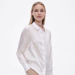 Koszula jedwabna - złamana biel. Koszule Reserved, l, bez wzorów, z jedwabiu, eleganckie, bez kołnierzyka, bez ramiączek. W wyprzedaży za 279.99 zł.