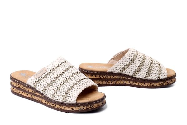 RIEKER 629X8-60 beige, klapki damskie. Brązowe klapki Rieker, bez wzorów, bez obcasa. Za 223.93 zł.