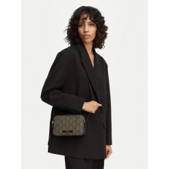 Torebka Calvin Klein. Brązowe listonoszki Calvin Klein, bez wzorów, bez dodatków. Za 449.99 zł.