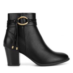 Botki Clara Barson. Czarne botki Clara Barson, bez wzorów, bez obcasa, na słupku, bez zapięcia. Za 169.99 zł.