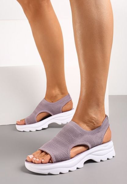 Fioletowe Sandały z Elastyczną Cholewką na Grubej Podeszwie z Wycięciami Yernia. Fioletowe sandały Renee, bez wzorów, bez obcasa, na płaskiej podeszwie, bez zapięcia. Za 59.99 zł.