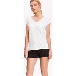 T-SHIRT DAMSKI BIAŁY Z OZDOBNĄ CEKINOWĄ KIESZENIĄ. Białe t-shirty TOP SECRET, z aplikacjami, z asymetrycznym kołnierzem, bez ramiączek. W wyprzedaży za 24.99 zł.