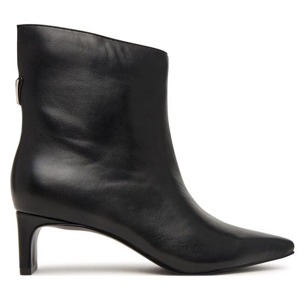 Botki Guess. Czarne botki Guess, z aplikacjami, bez obcasa, na słupku, bez zapięcia. Za 764.99 zł.