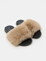 Klapki z futerkiem - kremowy. Białe klapki Sinsay, bez wzorów, bez obcasa. Za 29.99 zł.
