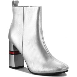 Botki TOMMY JEANS - Crackled Metallic He EN0EN00280 Silver 000. Szare botki Tommy Jeans, bez wzorów, z jeansu, bez obcasa, bez zapięcia. W wyprzedaży za 389.00 zł.