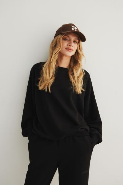 Bluza damska o kroju regular fit w kolorze TOTALLY BLACK- PHENIX. Czarne bluzy Marsala, uniwersalny, bez wzorów, z bawełny, bez kaptura. Za 279.90 zł.