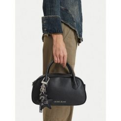 Torebka Guess Jeans. Czarne torebki klasyczne Guess Jeans, z aplikacjami, z jeansu, bez dodatków. Za 249.99 zł.