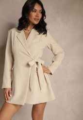 Beżowa Sukienka Kopertowa Ozdobiona Imitacją Kieszeni Davirnas. Brązowe sukienki Renee, l, bez wzorów, eleganckie, bez kołnierzyka, bez ramiączek, mini, kopertowe. Za 199.99 zł.
