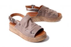 ARTIKER RELAKS 56C0277 szary, sandały damskie. Szare sandały Artiker Relaks, bez wzorów, bez obcasa, na płaskiej podeszwie, bez zapięcia. Za 249.90 zł.