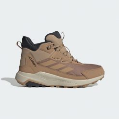 Buty trekkingowe Terrex Anylander CLIMAWARM+. Brązowe trekkingi Adidas, z materiału, trekkingowe. Za 529.00 zł.