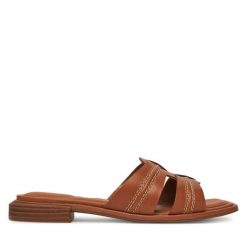 Klapki Clarks. Brązowe klapki Clarks, bez wzorów, bez obcasa. Za 309.99 zł.