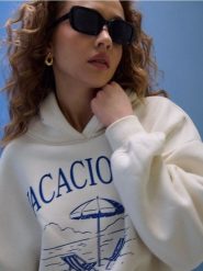 Dresowa bluza hoodie z nadrukiem "Vacaciones" - kremowy. Białe bluzy Sinsay, l, bez wzorów, z dresówki, bez kaptura. Za 49.99 zł.